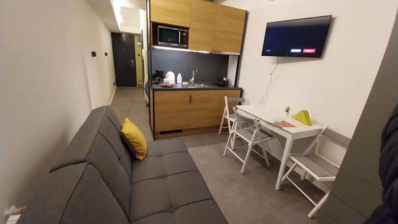 Peaceful Basement Apartment With Terrace & Free Gym 布达佩斯 外观 照片